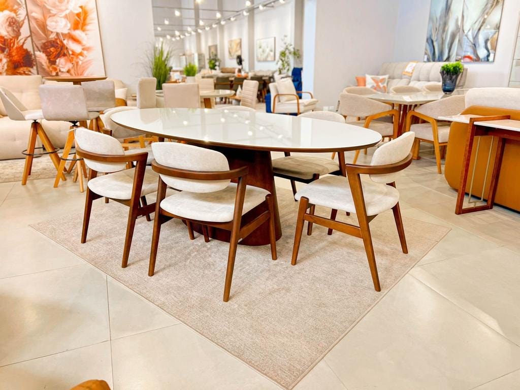 Close na base de madeira com design curvado e fluido da mesa de jantar Olímpia.