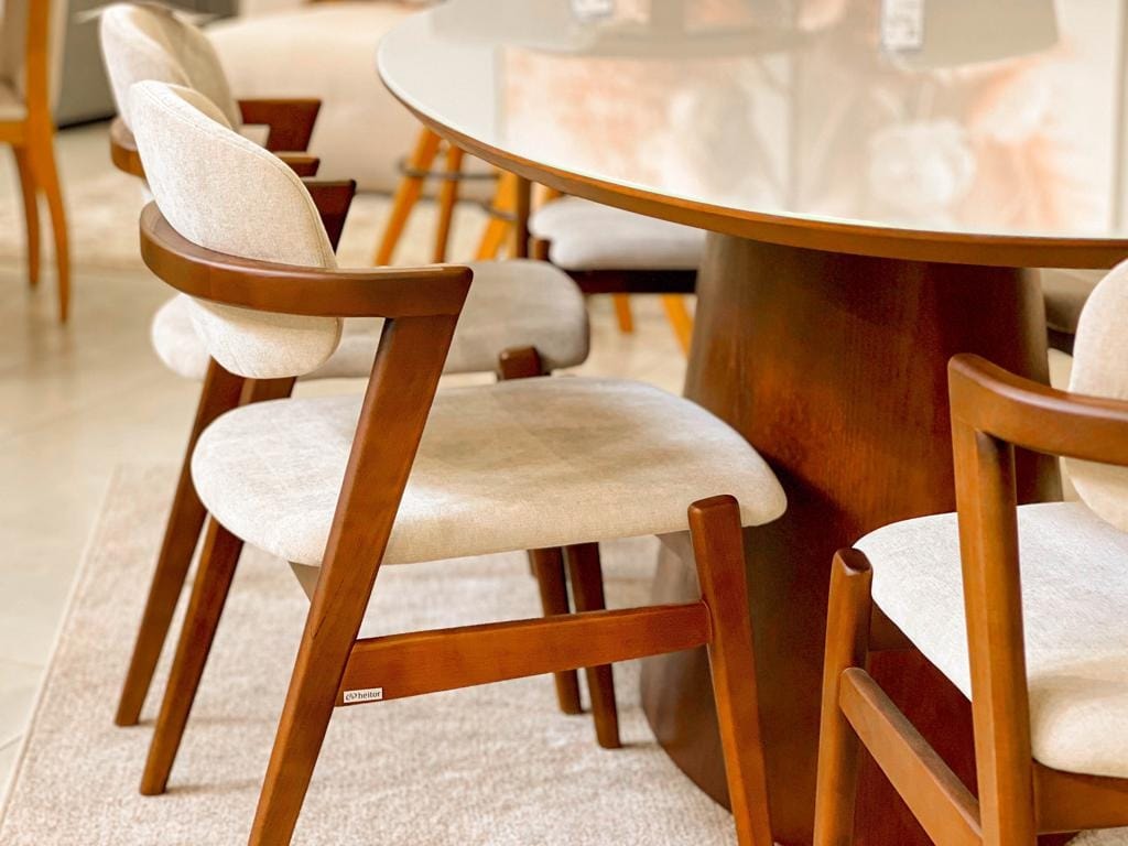 Close na base de madeira com design curvado e fluido da mesa de jantar Olímpia.