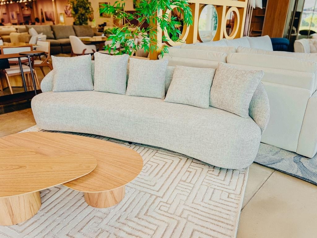 Foco aproximado na curvatura descendente do encosto que forma o braço do sofá orgânico Pluma.
