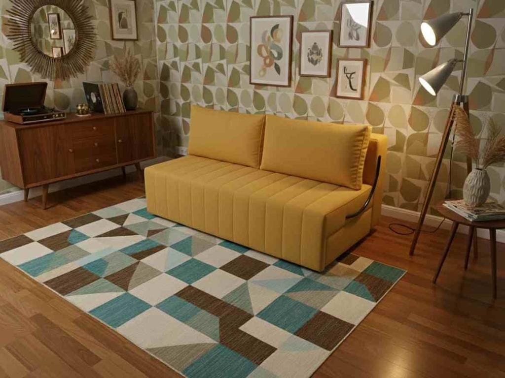 Sofá Cama Family amarelo mostarda totalmente aberto no modo cama, sem as almofadas de encosto, revelando uma ampla e contínua superfície de descanso de 146 cm com linhas de costura vertical.