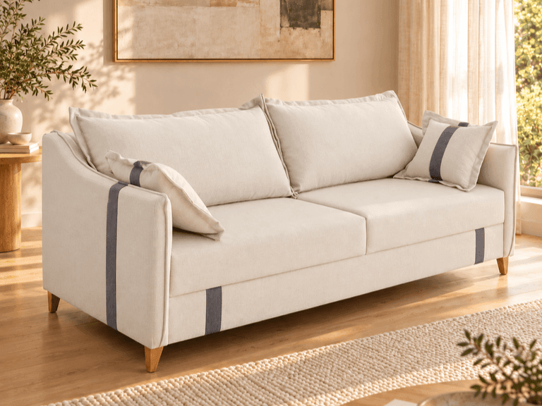 Sofá de estilo living bege de 2 lugares, modelo Estofado Veleiro, com detalhes retos em cinza nos braços e base. Possui braços slim finos de 10 cm e pés de madeira, ambientado numa sala bem iluminada.