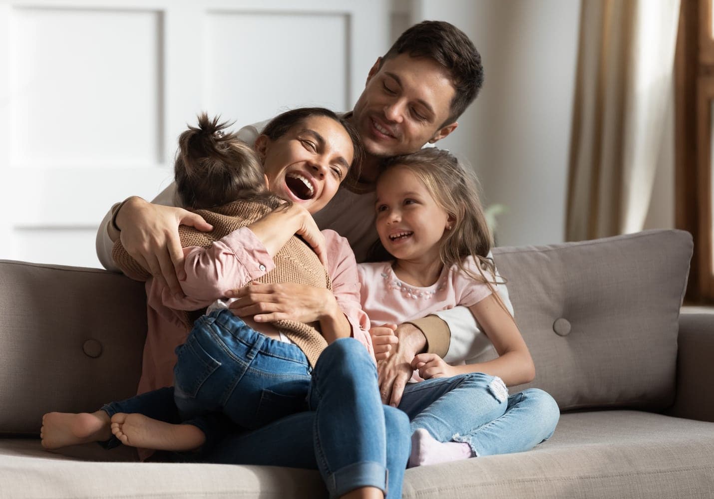 Família reunida na sala de estar