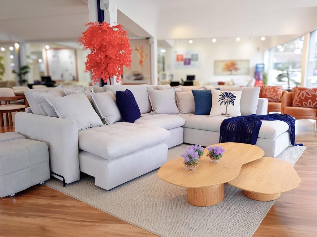 Visão em ângulo do sofá retrátil Lamborghini, destacando o contraste entre a estrutura externa em couro e os assentos macios em tecido linho.