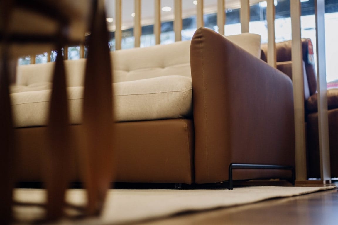 sofá de cama couro e linho lamborghini pés em metal fechado plano fechado baixo pra cima detalhe couro