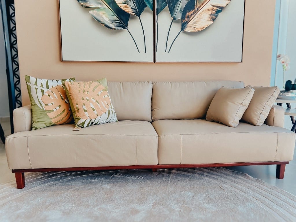 Sofa-living-allure-ambientado-tecido-couro-pes-em-madeira-almofada-solta