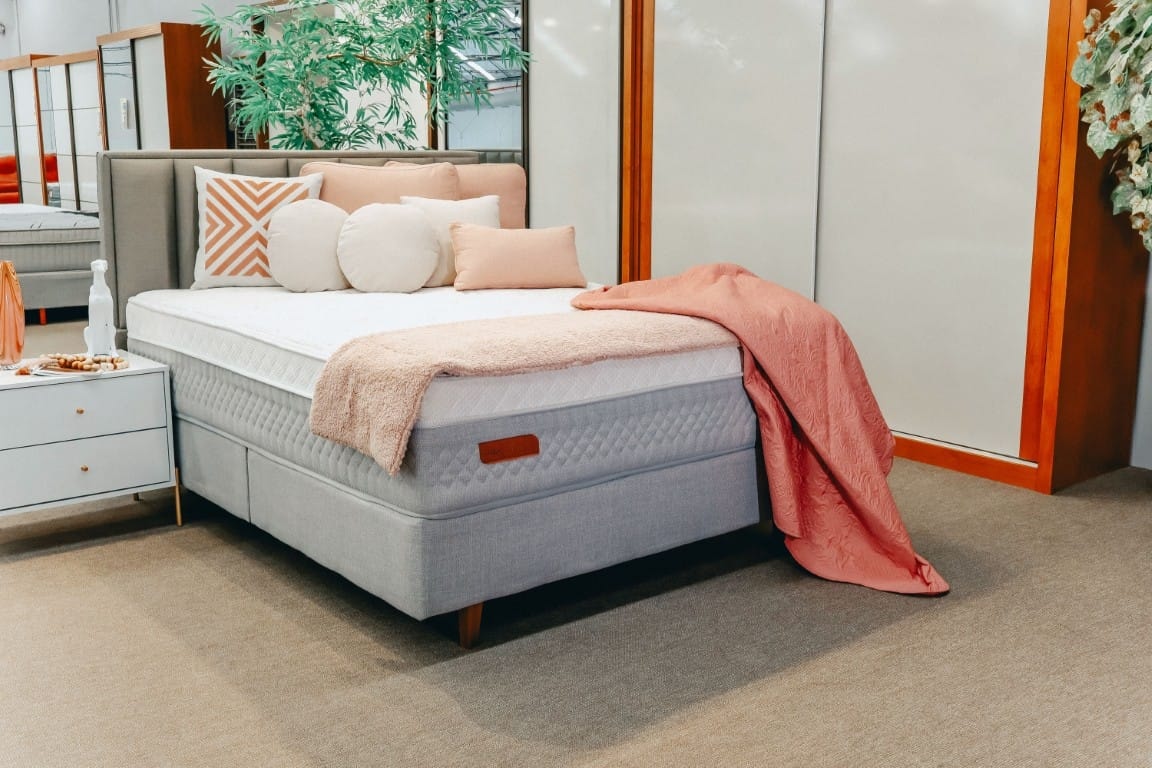 Conjunto box casal Cremona montado em um quarto de luxo, destacando a altura do colchão e a base elegante.