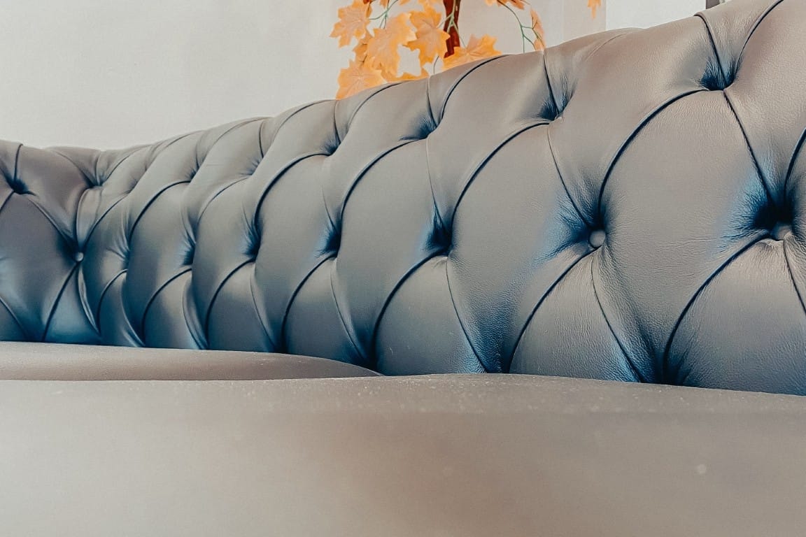 sofa-chesterfield-em-couro-ambientado-detalhe-assento