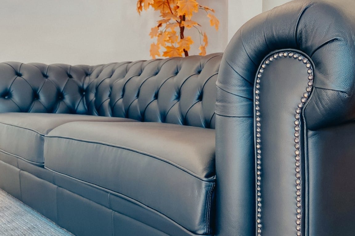 sofa-chesterfield-em-couro-com-detalhe-em-trancinhas