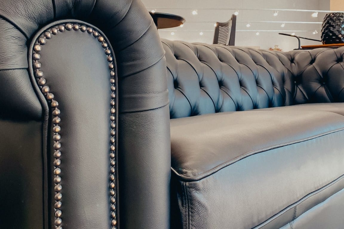 sofa-chesterfield-em-couro-com-detalhe-trancados