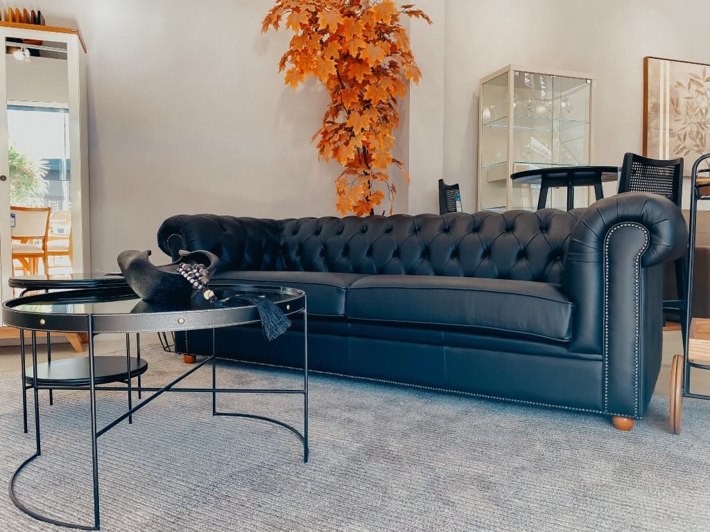 sofa-chesterfield-em-couro-com-detalhes-em-captone-ambientado