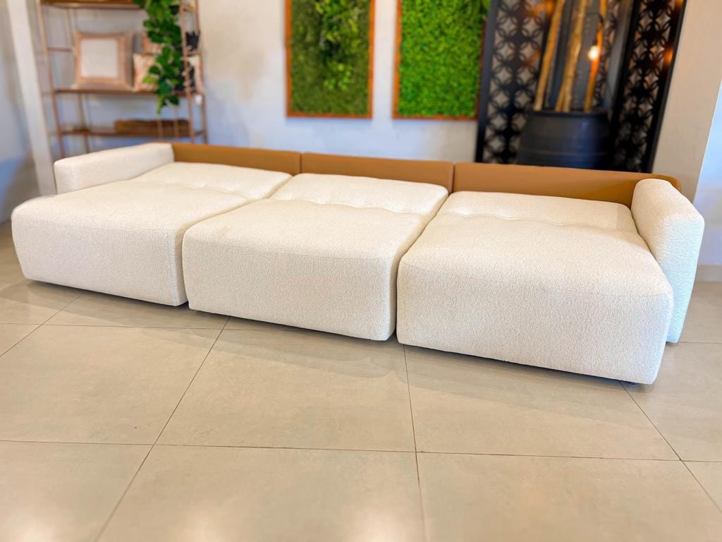 Visão lateral do sofá Empíreo evidenciando o encosto reclinado para trás, destacando a flexibilidade e o conforto ergonômico da peça.