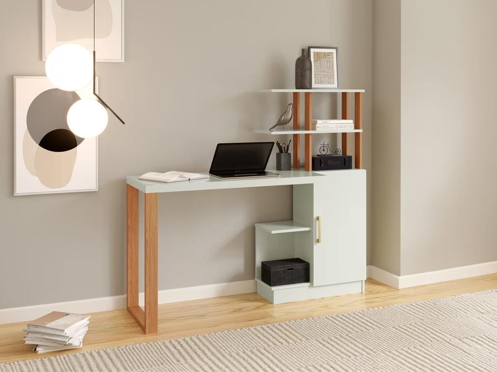 Escrivaninha com armário e prateleiras integradas modelo F17 da Ciello Móveis em tom off-white suave com pés de madeira clara, decorada com notebook em uma sala de estar bem iluminada.