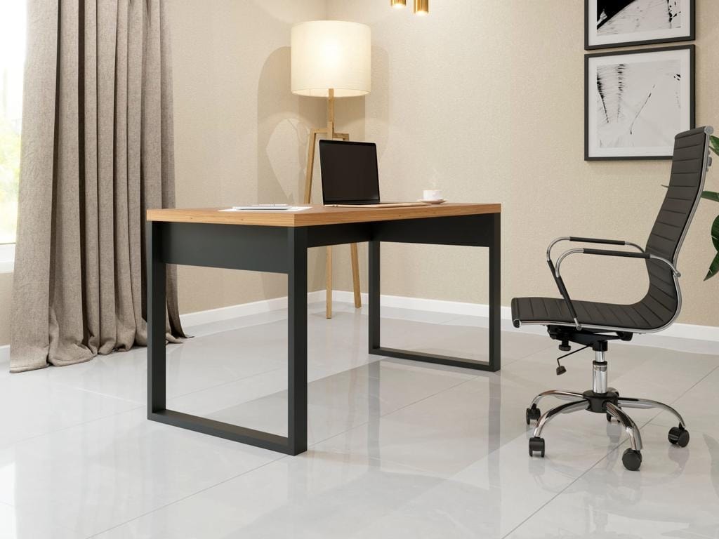 Perspectiva lateral da Mesa de Escritório F20 mostrando o tampo superior amadeirado, a saia de privacidade frontal na cor grafite e o design de linhas retas robustas.