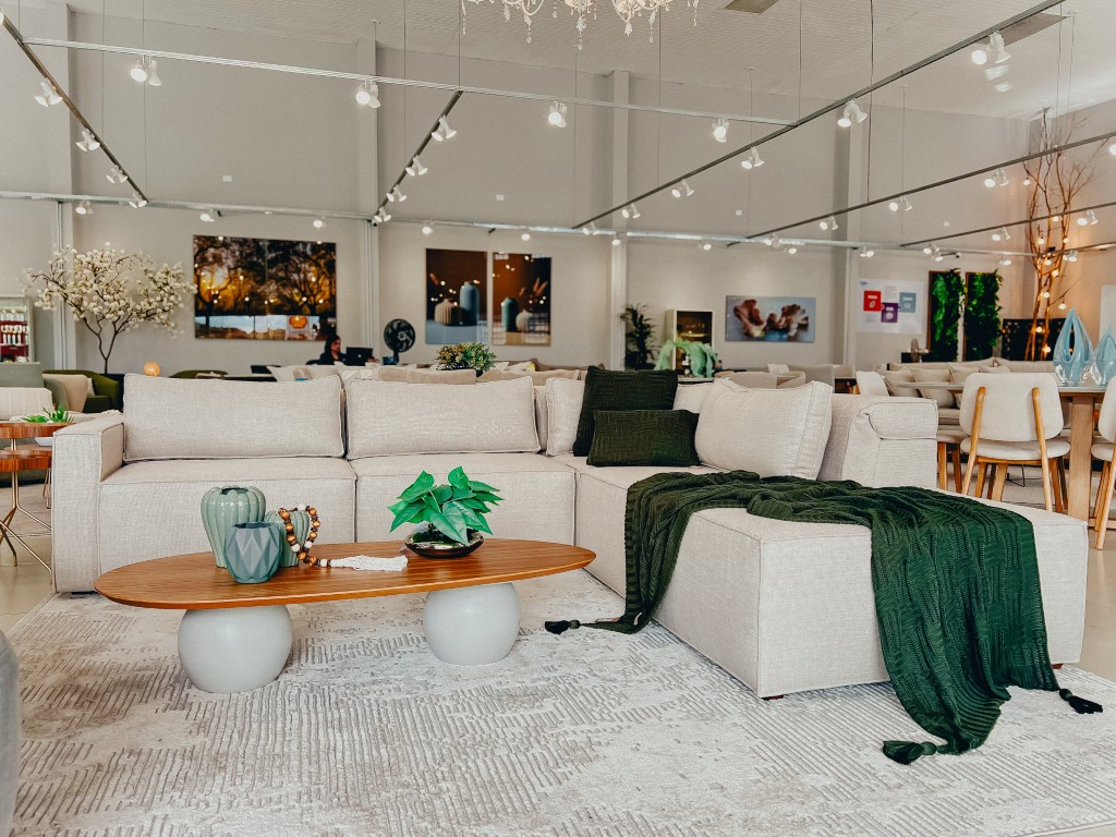 sofa-retatil-e-reclinavel-de-canto-olimpo-com-almofadas-soltas-ambientado-ambiente-aberto sofa-retatil-e-reclinavel-de-canto-olimpo-com-almofadas-soltas-ambientado-ambiente-aberto