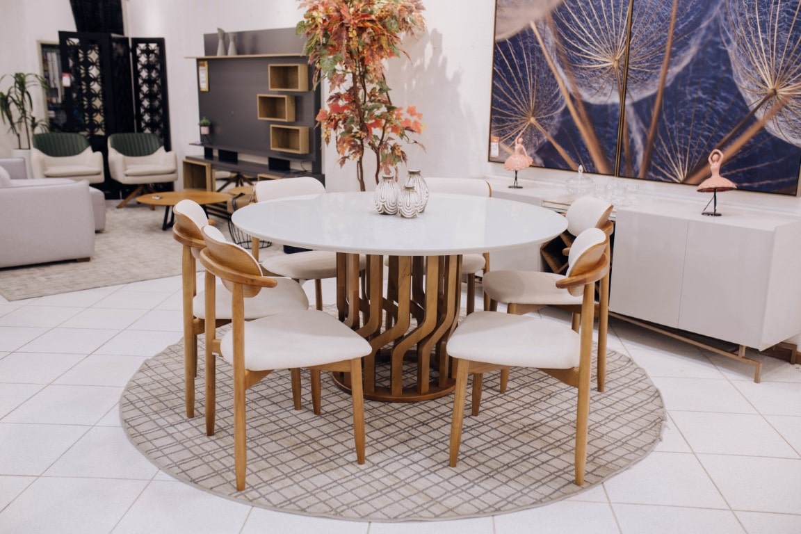 Mesa redonda loop base madeira maciça de Tauari tampo MDF laqueado com vidro cadeira dutti estrutura madeira maciça de Tauari com encosto vasado tecido linho aberto Mesa redonda loop base madeira maciça de Tauari tampo MDF laqueado com vidro cadeira dutti estrutura madeira maciça de Tauari com encosto vasado tecido linho aberto