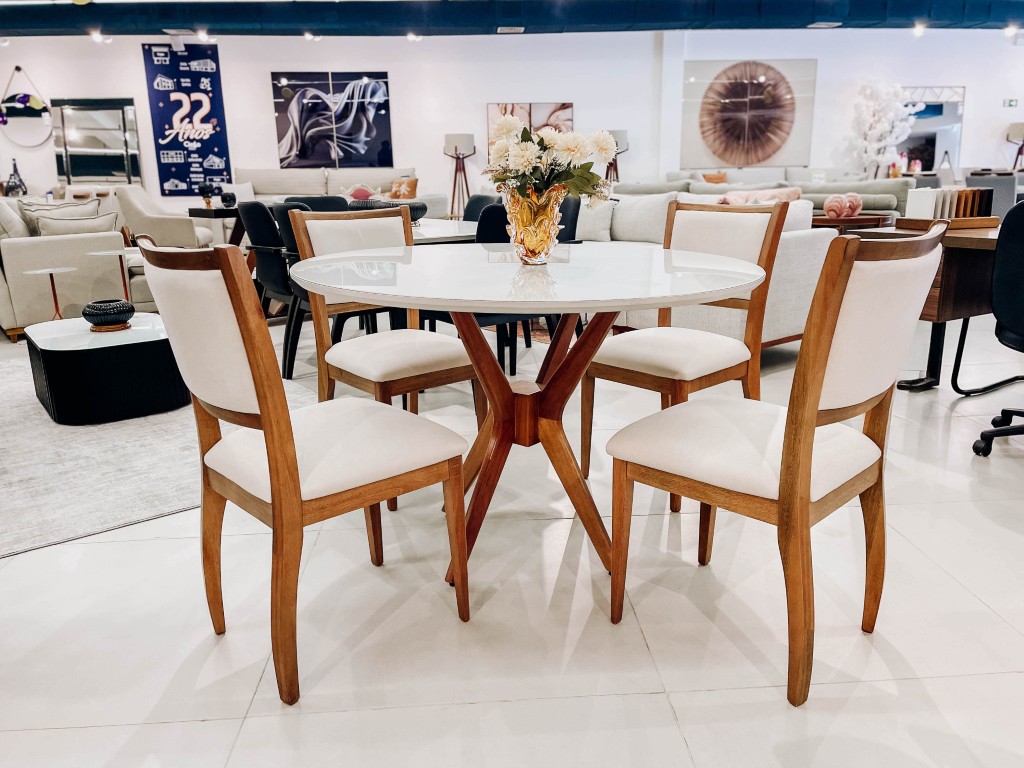 sala de jantar redonda brisa com cadeiras maia ambientada tampo vidro offwhite assento almofadado em linho sala de jantar redonda brisa com cadeiras maia ambientada tampo vidro offwhite assento almofadado em linho