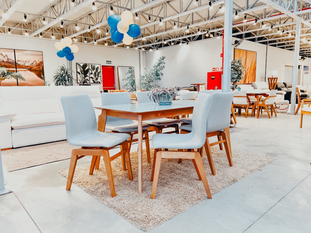 sala de jantar mesa lara tampo em vidro com pés de madeira e 6 cadeiras com tecido em linho e cadeiras modernas sala de jantar mesa lara tampo em vidro com pés de madeira e 6 cadeiras com tecido em linho e cadeiras modernas