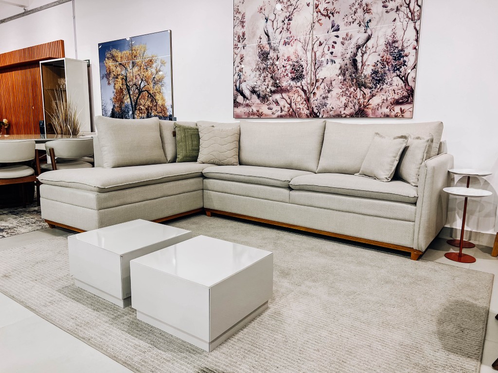 sofa de canto persefone com almofadas soltas tecido em linho ambientado outro angulo sofa de canto persefone com almofadas soltas tecido em linho ambientado detalhe assento
