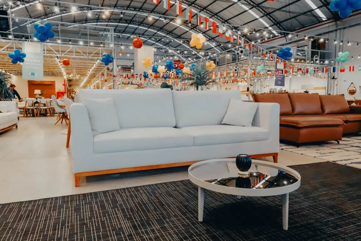 sofa-living-belfest-tecido-em-linho-pes-em-madeira-ambientado