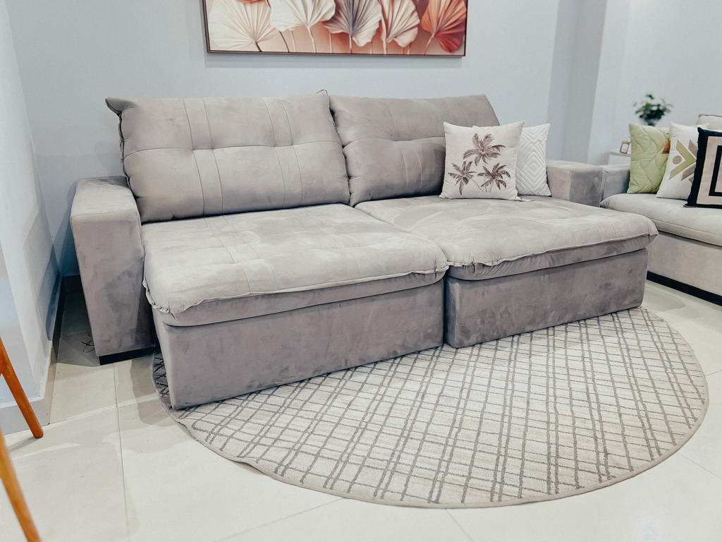 Sofá Retrátil Duplo Molejo Juliana Ciello Visão em ângulo do sofá retrátil Juliana em tom cinza claro, exibindo os braços largos, assentos profundos e encosto alinhado.