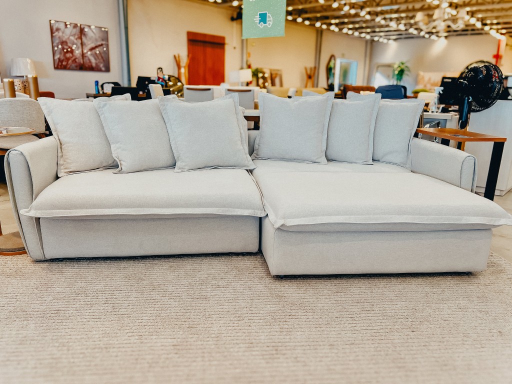 sofá cama hoppe tecido em linho almofada solta ambientado sofá cama hoppe tecido em linho almofada solta ambientado
