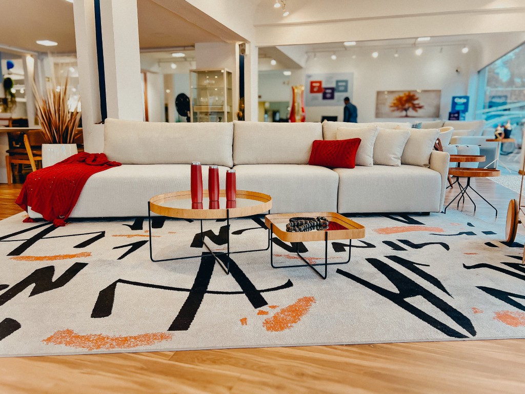 sofa living modulare summie com almotadas e tecido em linho ambientado sofa living modulare summie com almotadas e tecido em linho ambientado detalhe manta