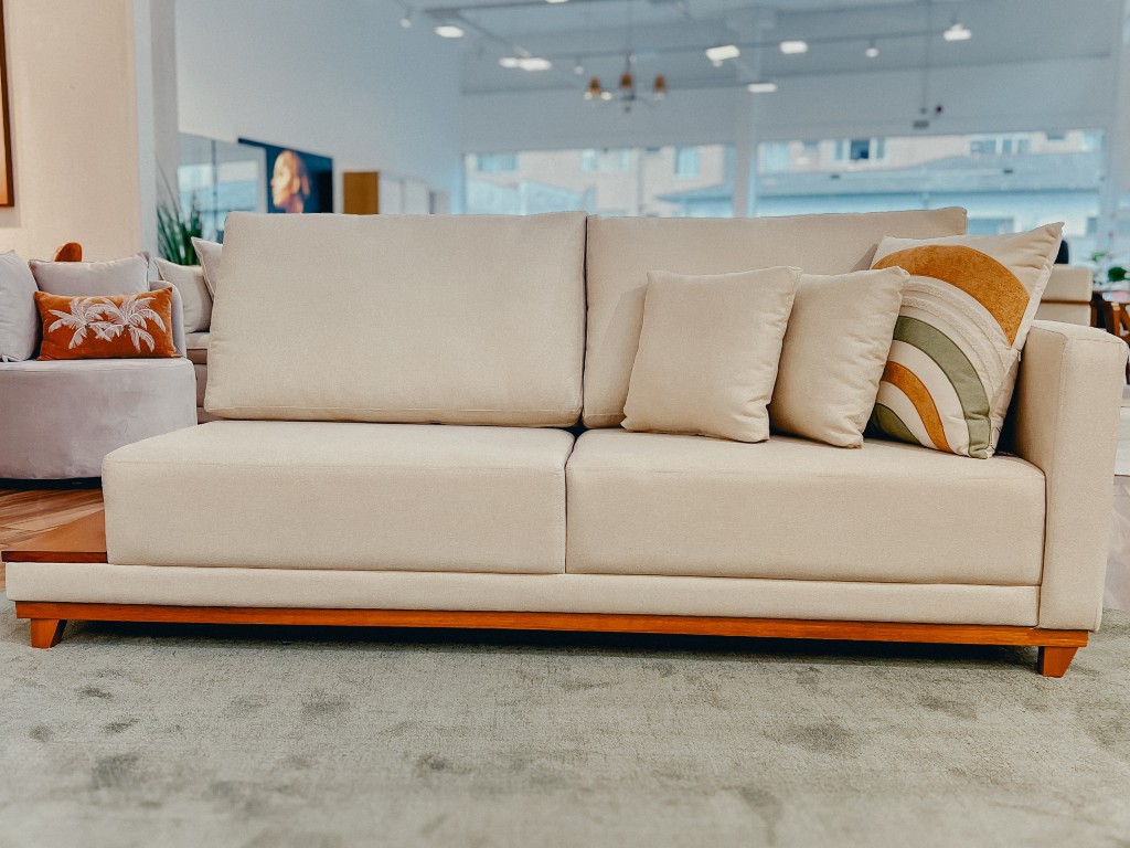 sofá living multifucional lucy com tecido em linho e almofadas soltas e mesa lateral ambientado sofá living multifucional lucy com tecido em linho e almofadas soltas e mesa lateral ambientado