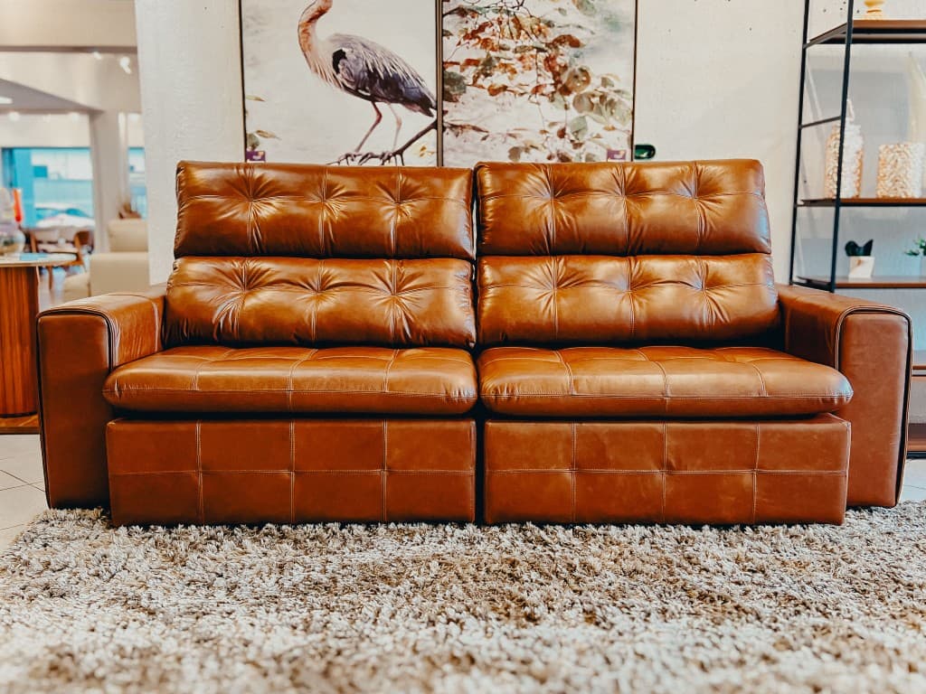 sofa-retratil-e-reclinavel-tenesse-com-tecido-em-couro-assentos-fechados (1)