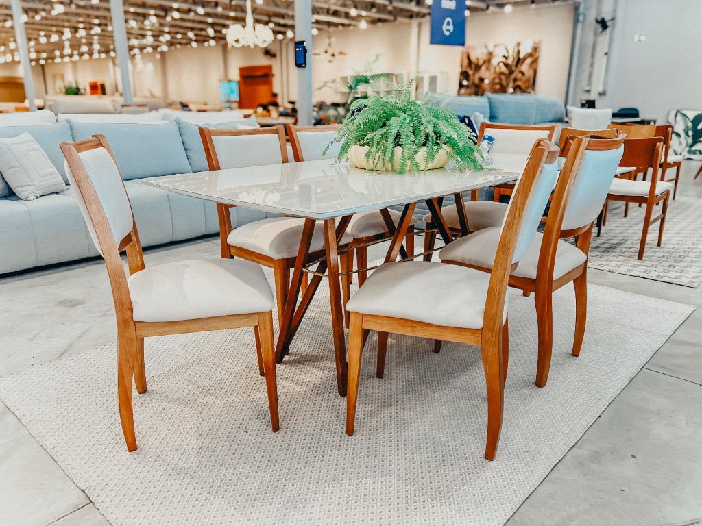 mesa jasmin tampo offwhite base crusada com 6 cadeiras maia almofadada com encosto com espuma ambientada mesa jasmin tampo offwhite base crusada com 6 cadeiras maia almofadada com encosto com espuma ambientada