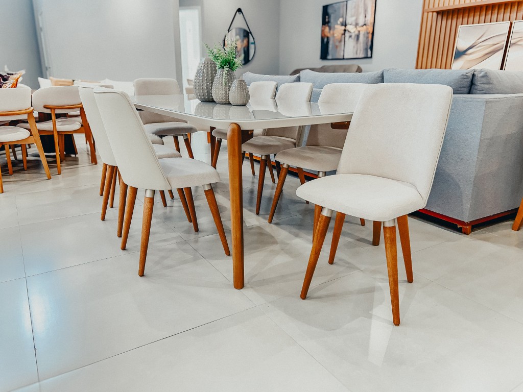 sala de jantar donatella com cadeiras dakota fixas e giratorias na ponta ambientadas ciello móveis curitiba parana destaque cadeira giratoria frente sala de jantar donatella com cadeiras dakota fixas e giratorias na ponta ambientadas ciello móveis curitiba parana destaque cadeira giratoria frente