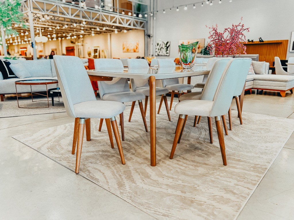sala de jantar donatella tampo offwhite vidro com 8 cadeiras almofadadas e giratórias dakota ambientada detalhe base sala de jantar donatella tampo offwhite vidro com 8 cadeiras almofadadas e giratórias dakota ambientada detalhe base
