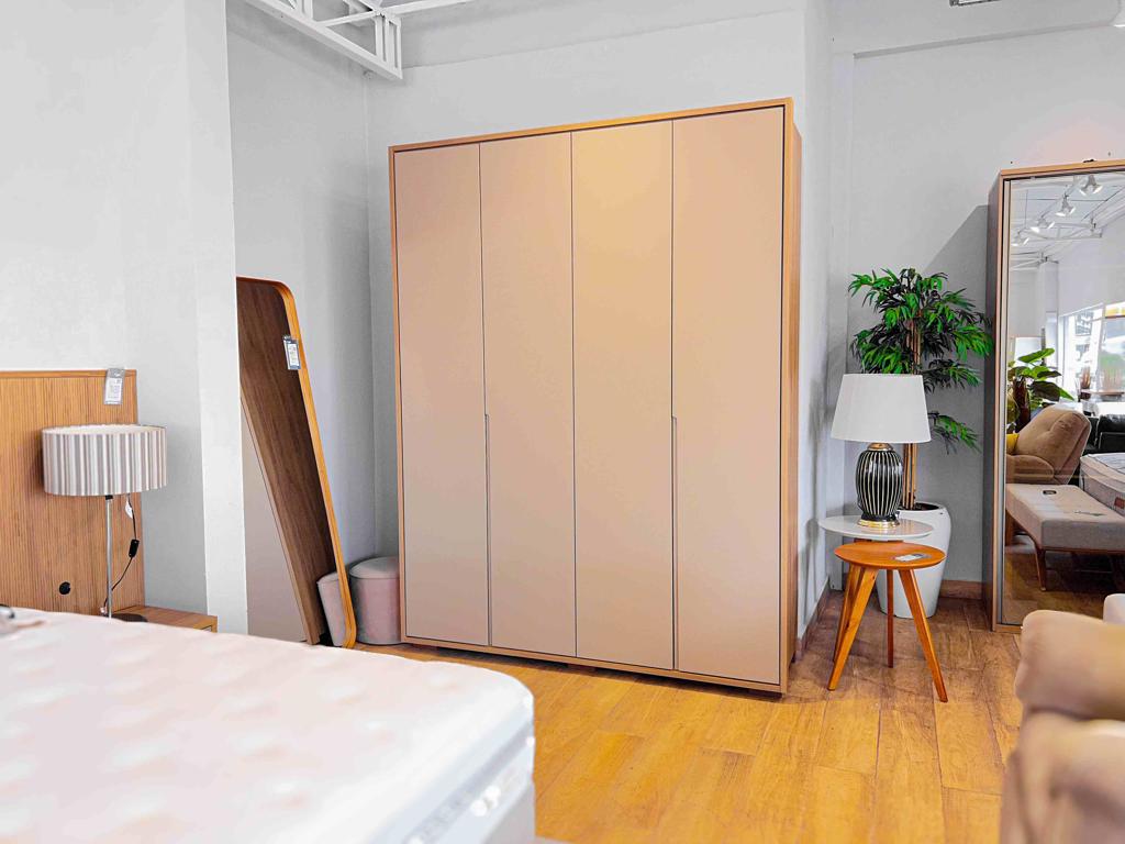 Roupeiro Concept 1.8 100% MDF 4 Portas Moderno Guarda-roupa Concept 1.8 fechado, cor neutra, 4 portas de bater, em ambiente de quarto decorado.
