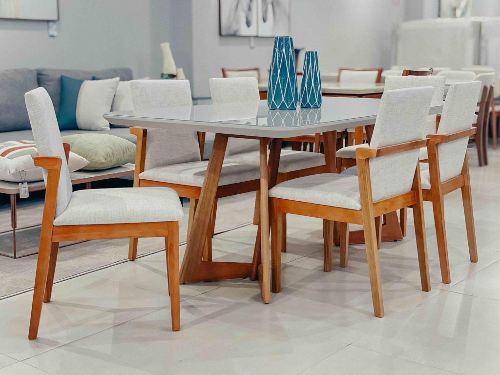 Vista lateral do conjunto Olimpo, destacando o perfil chanfrado do tampo e a ergonomia das cadeiras com e sem braço.