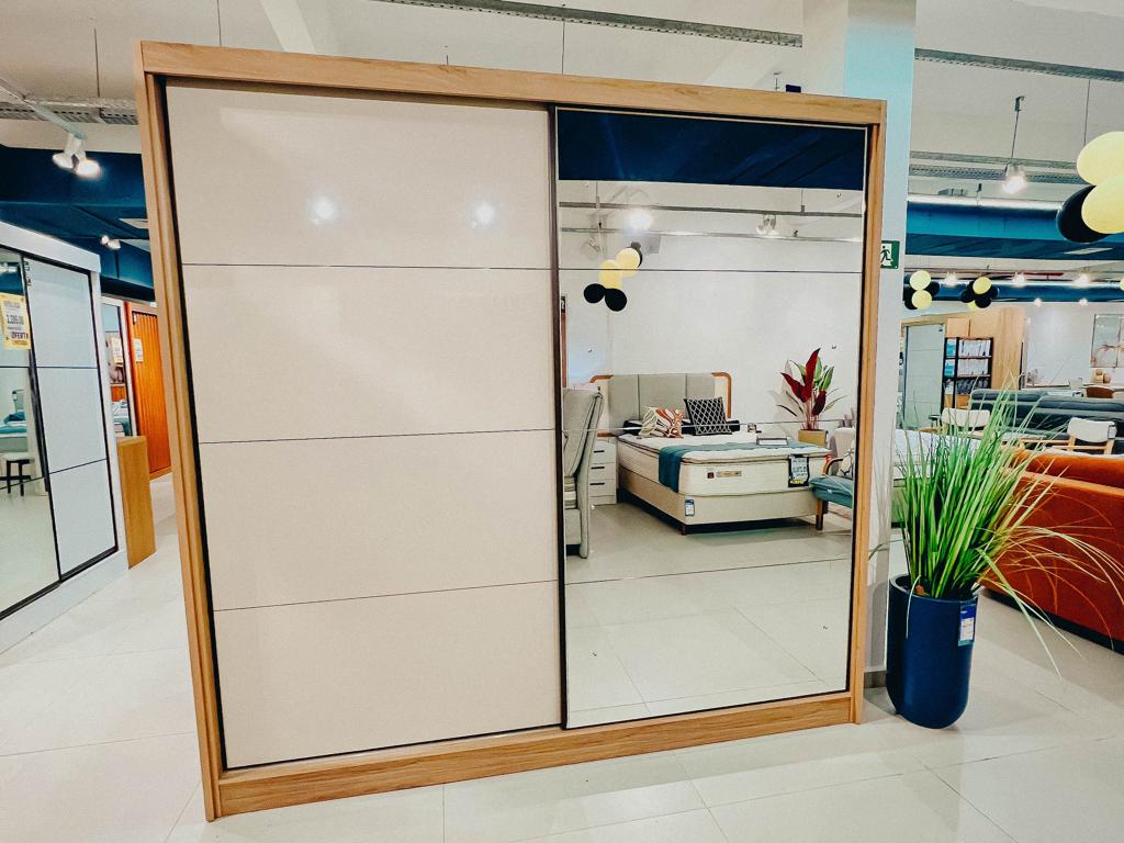 roupeiro studio com espelho ambientado