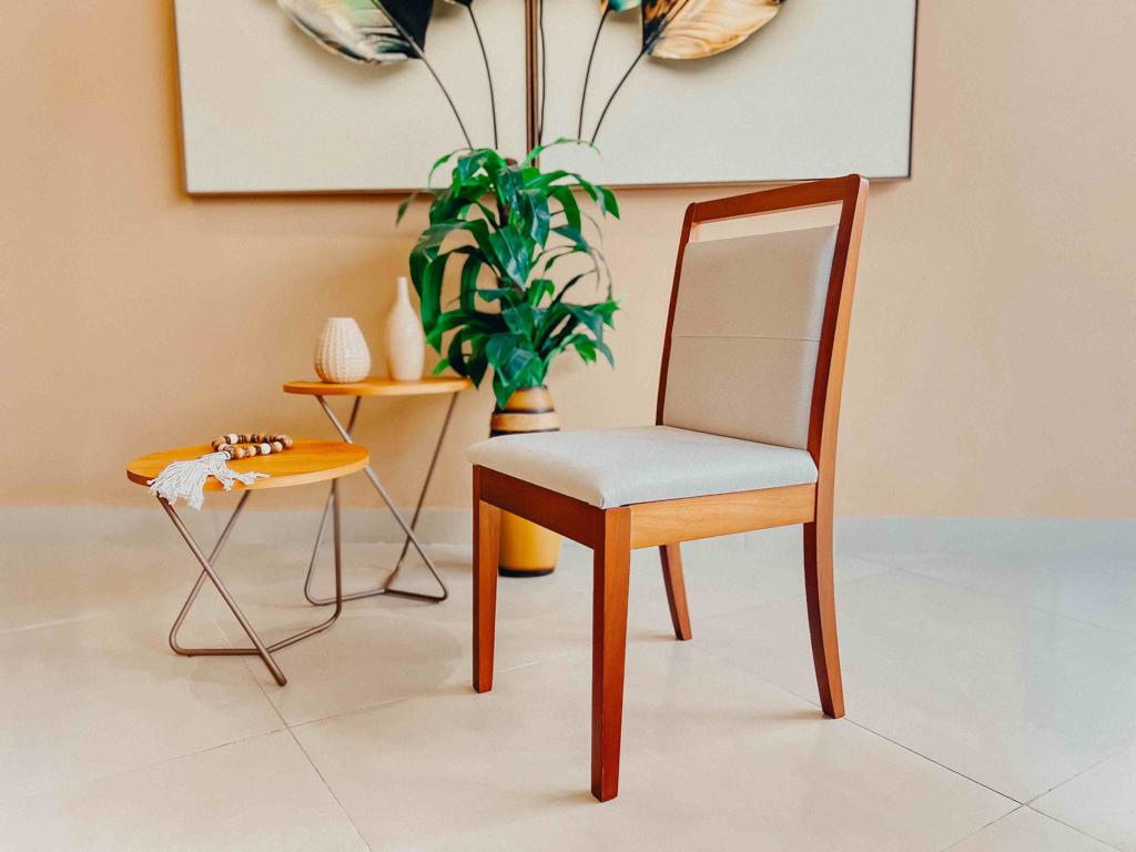 Cadeira MH-3281 vista em ângulo, destacando a profundidade do assento e o detalhe do encosto.