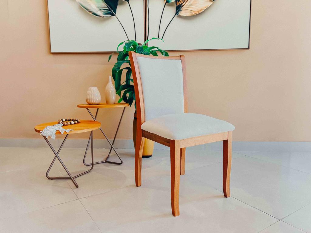 Cadeira Viviane Design Moderno e Confortável Cadeira Viviane vista em ângulo diagonal, destacando a espessura do assento e o perfil dos pés de madeira.