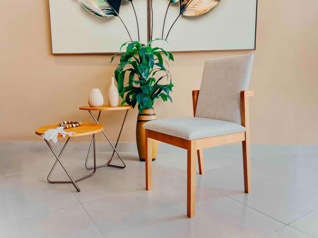 Cadeira de Jantar Olimpo com Braços Madeira Maciça Cadeira Olimpo com braços de madeira, estrutura em eucalipto e assento estofado claro em ambiente decorado.