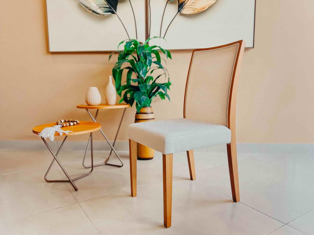 Cadeira Duka posicionada ao lado de mesa lateral, demonstrando proporção e estilo no ambiente.