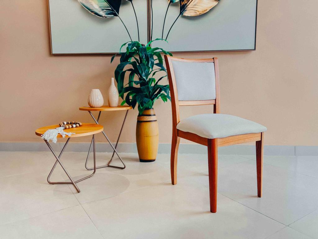 Estrutura Reforçada Madeira Eucalipto Cadeira Maya Cadeira Maya de perfil, evidenciando a altura de 92cm e a inclinação ergonômica do encosto.