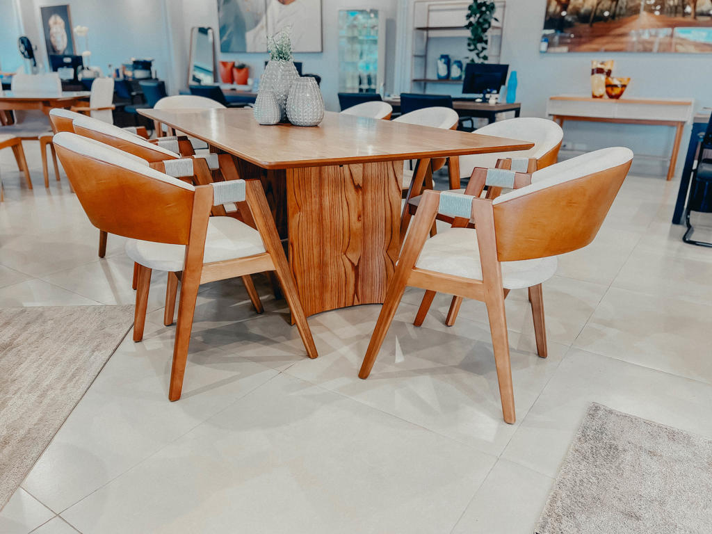 sala de jantar rafaela com cadeiras isabela tampo em madeira cadeiras poltronas ambientado