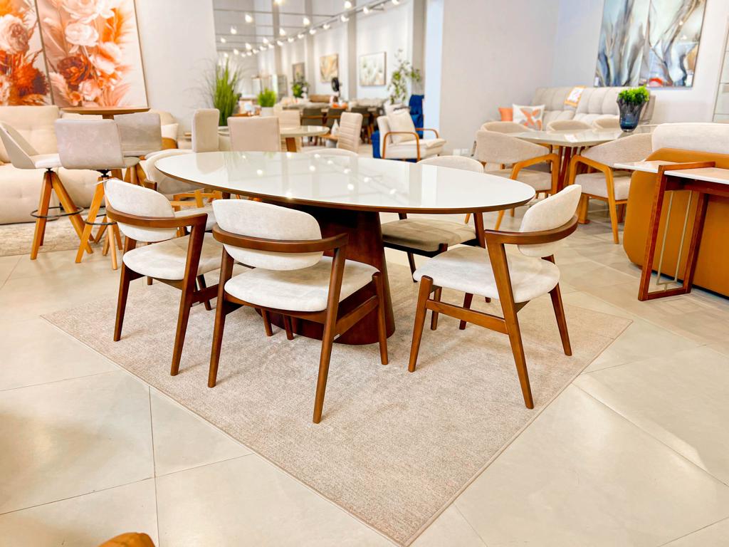 Base Amadeirada Mesa Olímpia Design Close na base de madeira com design curvado e fluido da mesa de jantar Olímpia.