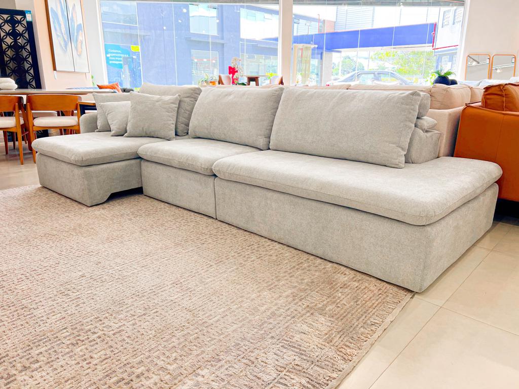 Sofá Braço Fino Slim Otimização Espaço Vista superior e lateral do braço fino do sofá Audax, destacando as linhas retas, limpas e o tecido cinza texturizado.