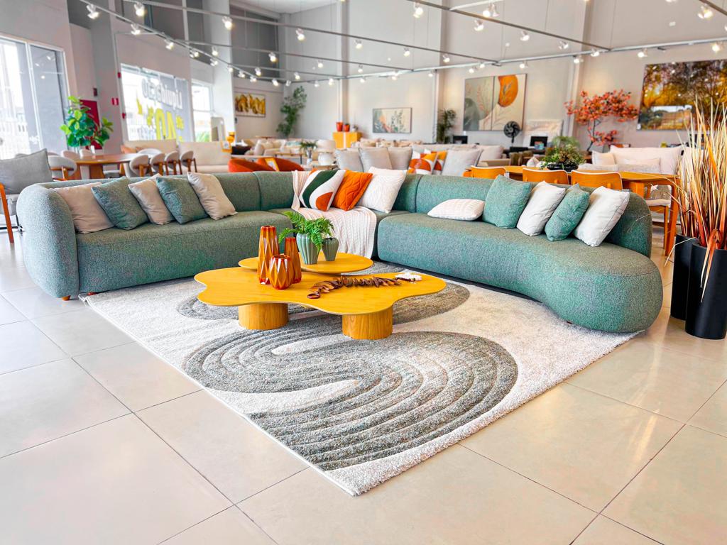 Sofá Orgânico Avus Design Curvo Ciello Visão frontal do Sofá Orgânico Avus, destacando seu design curvo contínuo e estofamento em tecido texturizado claro em um ambiente elegante.