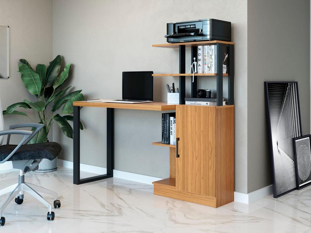 Estação de trabalho integrada com Mesa de Escritório e Estante F17 Ciello em acabamento amadeirado mel e pés pretos estilo industrial, contendo um notebook e uma impressora sobre a bancada.