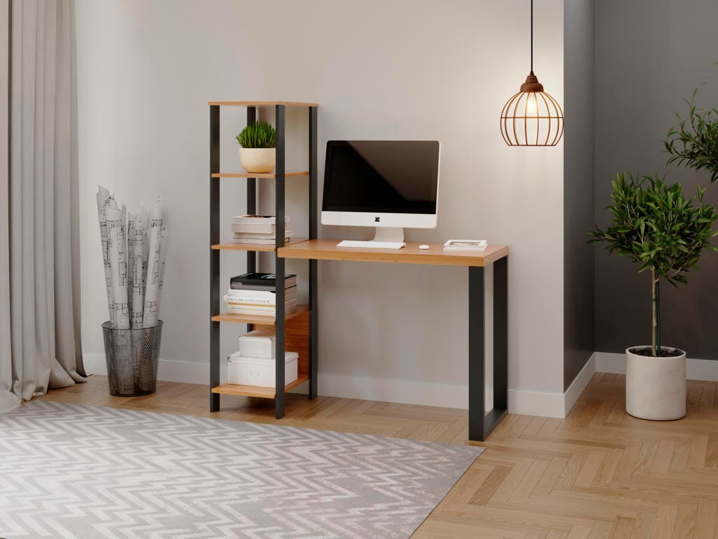 Mesa de Escritório com Estante F29 Industrial | Ciello Escrivaninha de escritório F29 da Ciello Móveis no estilo industrial amadeirado com estrutura preta, integrada a uma estante torre lateral de quatro prateleiras com livros e decorações, ambientada sobre piso de madeira.