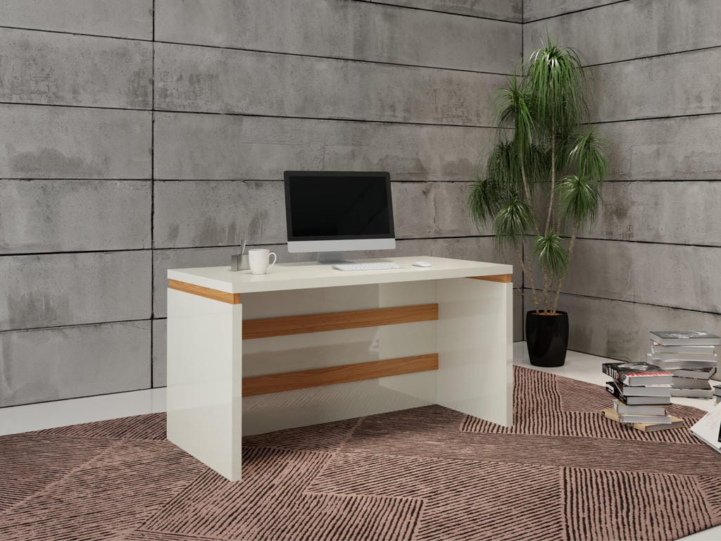 Mesa Diretor Branca com Painel Fechado TC145 | Ciello Visão ampla da Mesa Diretor Branca TC145 montada em um canto de sala com paredes cinzas texturizadas, exibindo um monitor, tapete estampado, livros empilhados e uma planta ornamental em vaso preto.