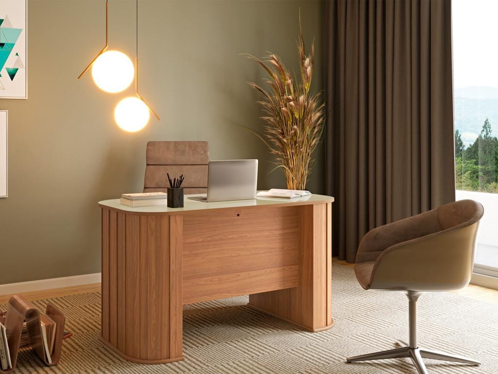 Mesa Diretor de Madeira C721 Corporativa | Ciello Visão frontal da Mesa de Escritório C721 amadeirada, destacando o painel frontal liso para pernas, as quinas ripadas arredondadas e o tampo superior com notebook e livros.