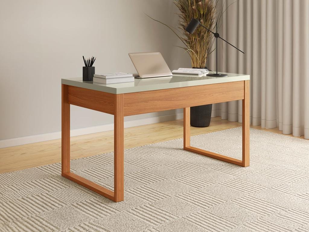 Mesa de Escritório F20 na versão clean com tampo grosso off-white brilhante e estrutura inferior em madeira clara, decorada com um notebook em uma sala de estilo contemporâneo.