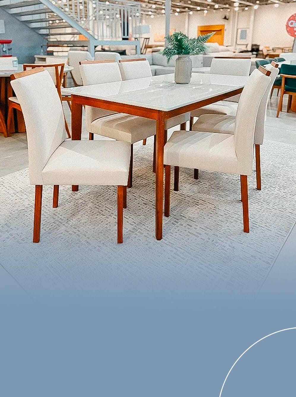 Conjunto com mesa de jantar retangular de tampo claro brilhante e seis cadeiras com pés finos de madeira, totalmente estofadas do assento até o encosto alto na cor creme.