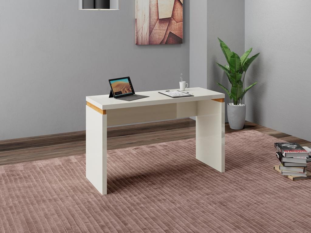 Mesa de Notebook para Quarto TC144 Ciello Escrivaninha TC144 branca decorada com um tablet com teclado e uma xícara de café, posicionada em uma sala com paredes cinza fosco, um vaso de planta de folhas verdes altas e livros empilhados no chão.